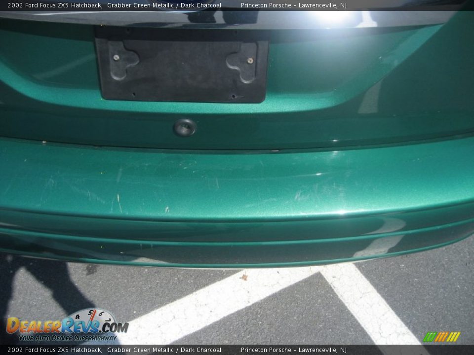 2002 Ford Focus ZX5 Hatchback Grabber Green Metallic / Dark Charcoal Photo #11
