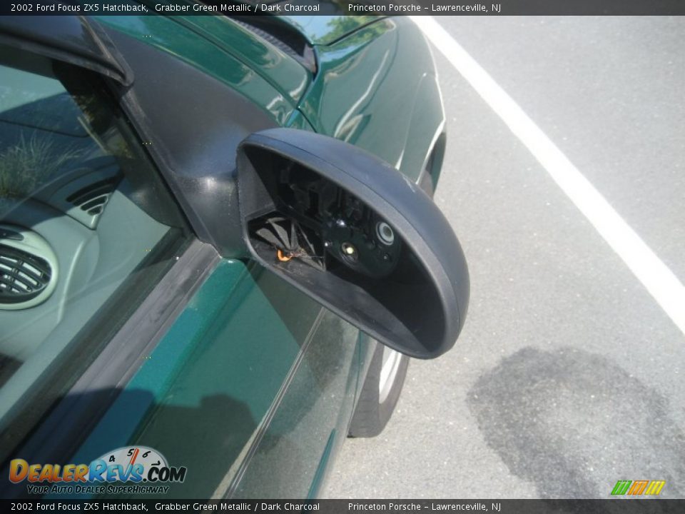 2002 Ford Focus ZX5 Hatchback Grabber Green Metallic / Dark Charcoal Photo #12