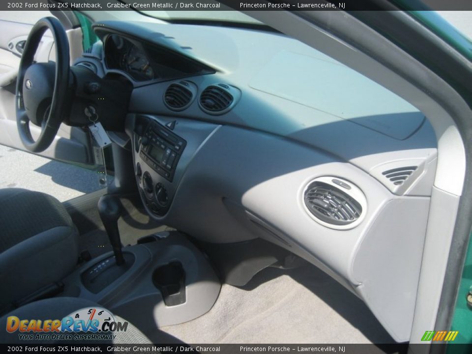 2002 Ford Focus ZX5 Hatchback Grabber Green Metallic / Dark Charcoal Photo #20