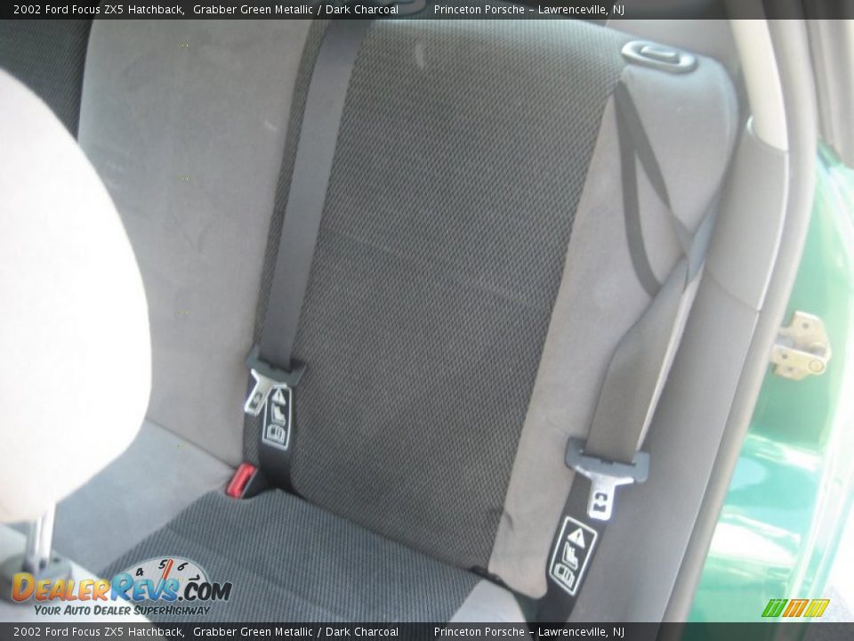 2002 Ford Focus ZX5 Hatchback Grabber Green Metallic / Dark Charcoal Photo #24