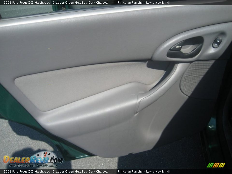 2002 Ford Focus ZX5 Hatchback Grabber Green Metallic / Dark Charcoal Photo #31