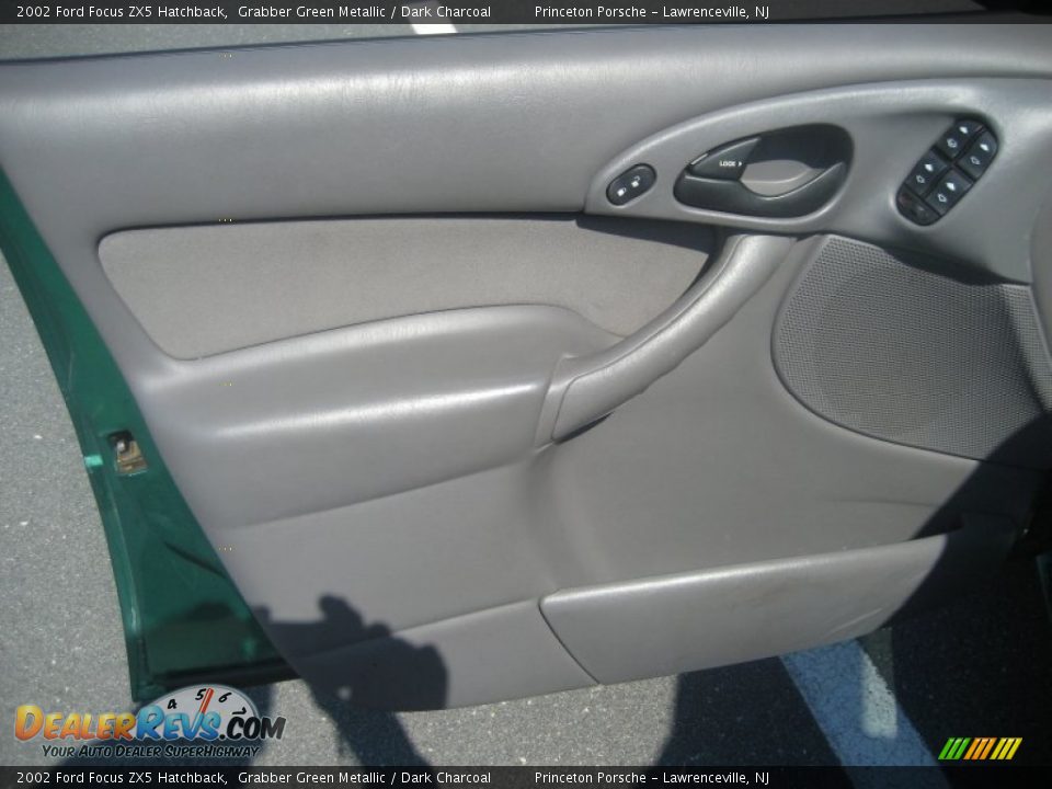 2002 Ford Focus ZX5 Hatchback Grabber Green Metallic / Dark Charcoal Photo #32