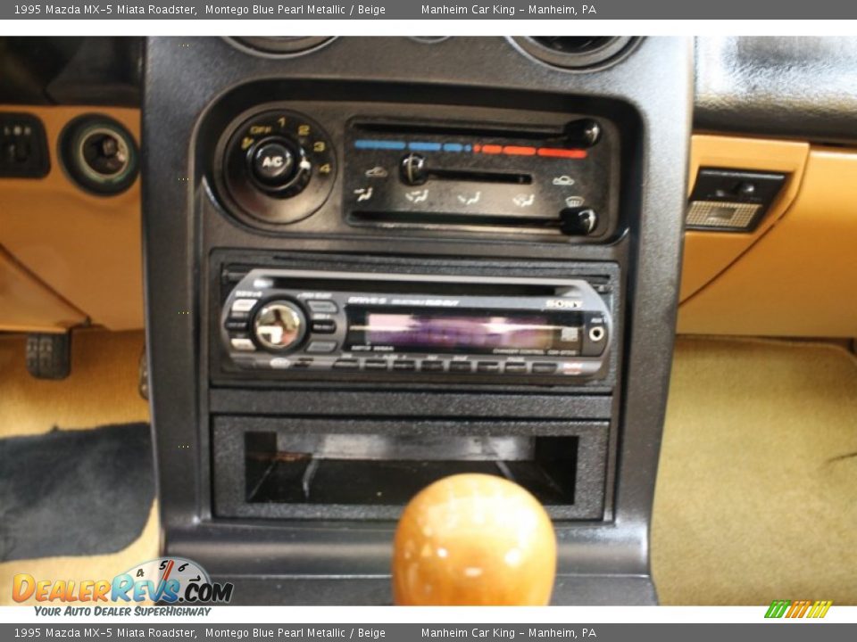 Controls of 1995 Mazda MX-5 Miata Roadster Photo #6