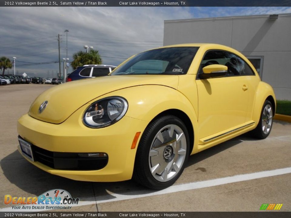 Front 3/4 View of 2012 Volkswagen Beetle 2.5L Photo #3