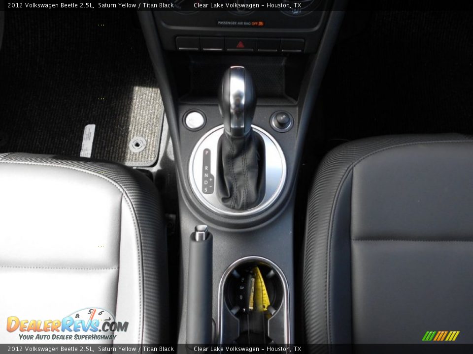 2012 Volkswagen Beetle 2.5L Shifter Photo #18