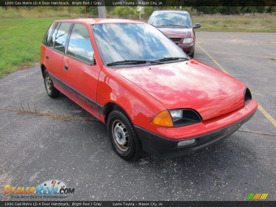 Front 3/4 View of 1990 Geo Metro LSi 4 Door Hatchback Photo #7
