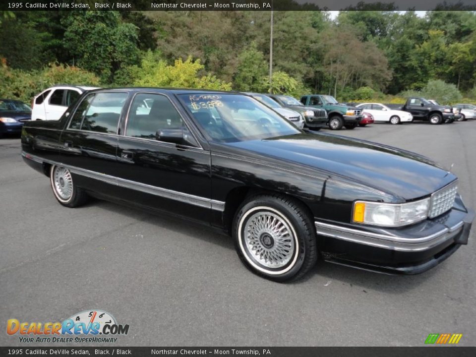 Front 3/4 View of 1995 Cadillac DeVille Sedan Photo #1