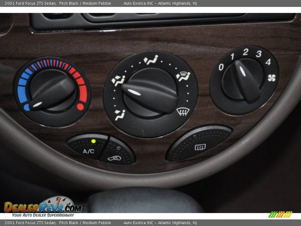 Controls of 2001 Ford Focus ZTS Sedan Photo #15