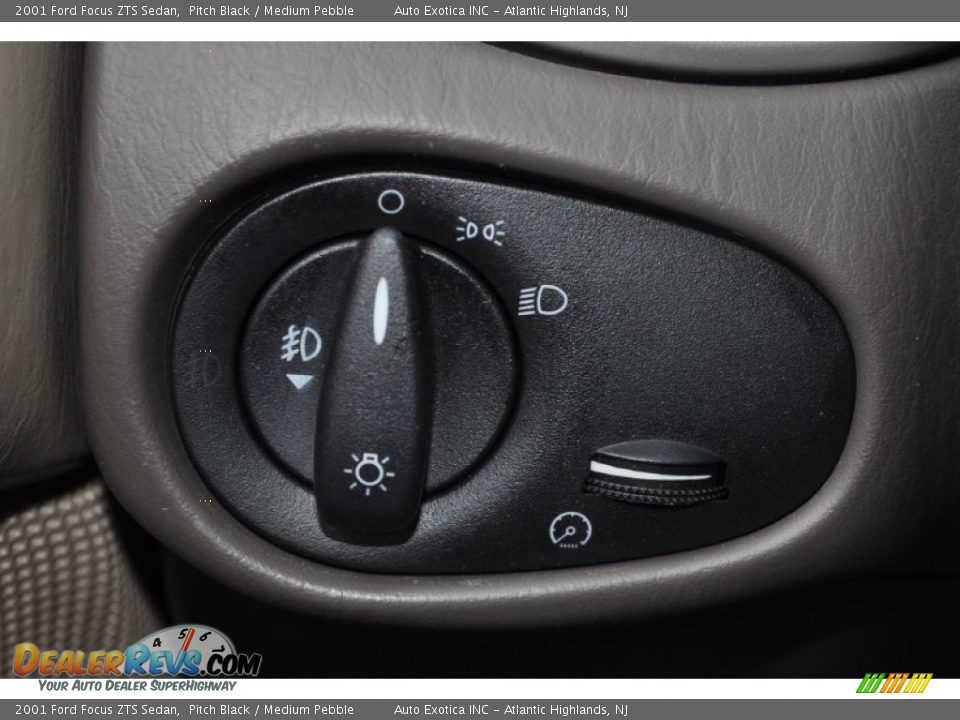 Controls of 2001 Ford Focus ZTS Sedan Photo #17