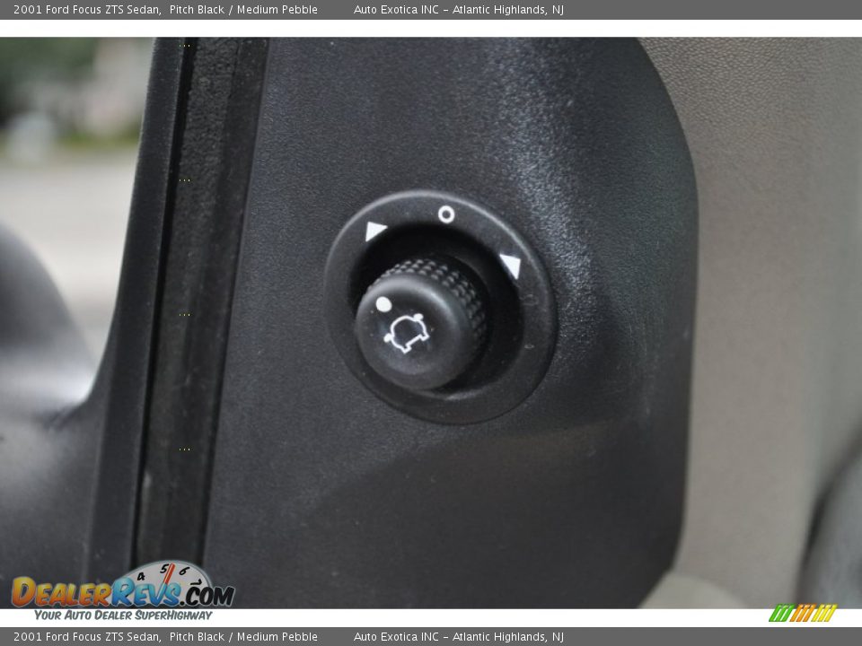 Controls of 2001 Ford Focus ZTS Sedan Photo #18