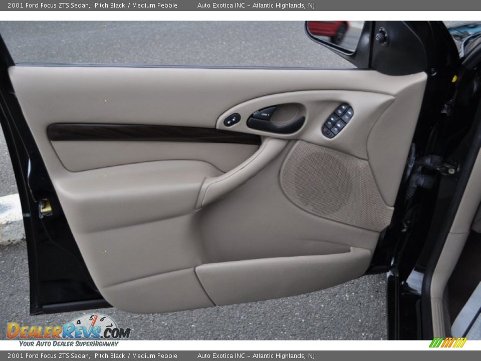 Door Panel of 2001 Ford Focus ZTS Sedan Photo #19