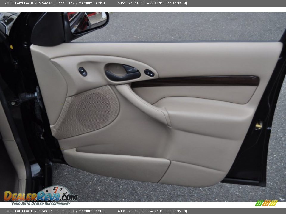 Door Panel of 2001 Ford Focus ZTS Sedan Photo #21