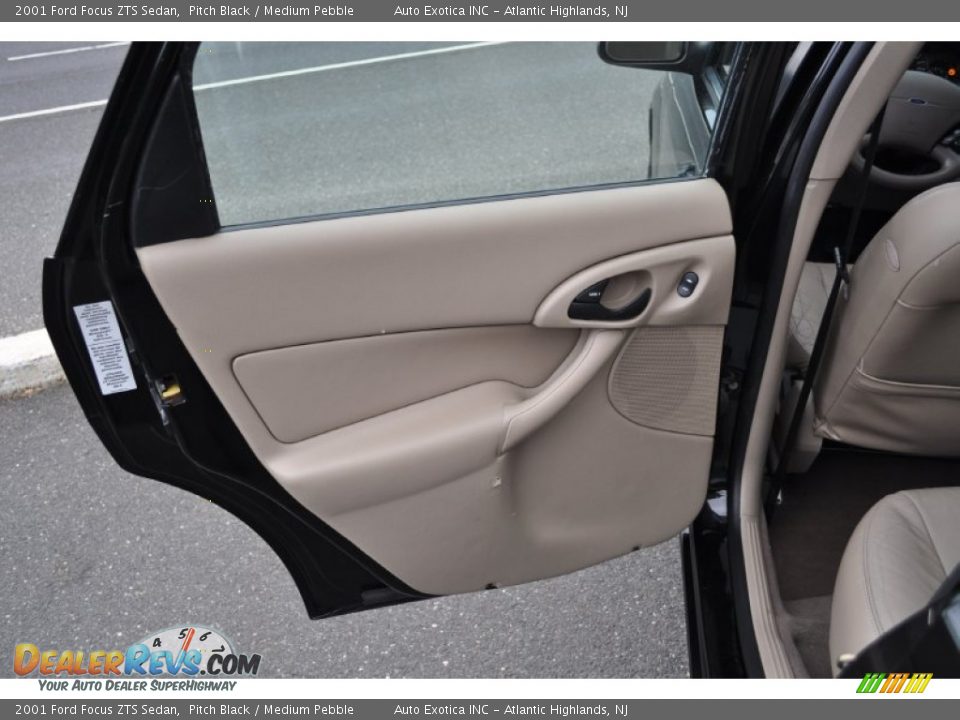 Door Panel of 2001 Ford Focus ZTS Sedan Photo #23