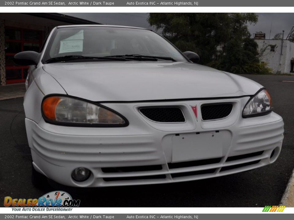 2002 Pontiac Grand Am SE Sedan Arctic White / Dark Taupe Photo #4