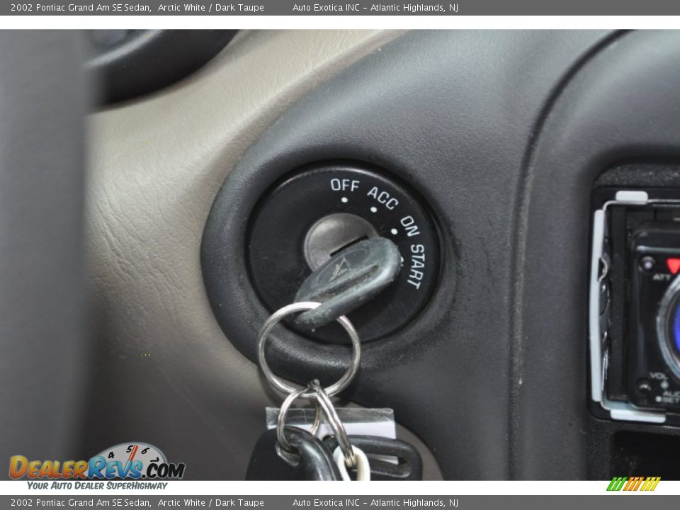 2002 Pontiac Grand Am SE Sedan Arctic White / Dark Taupe Photo #15