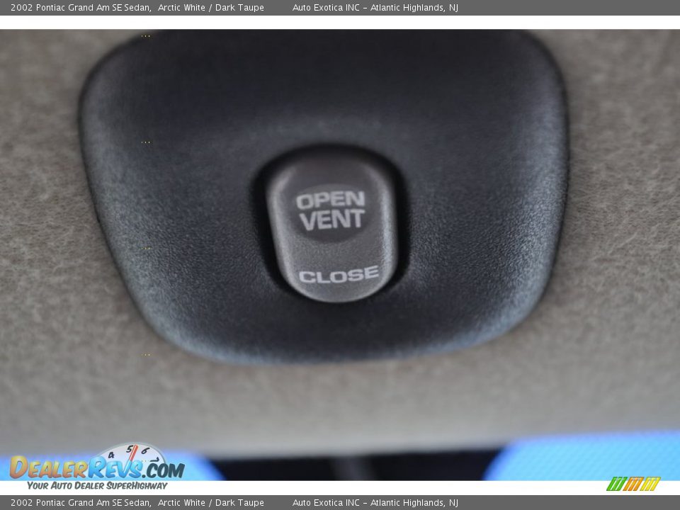 2002 Pontiac Grand Am SE Sedan Arctic White / Dark Taupe Photo #17