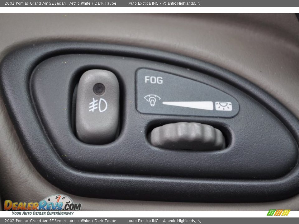 2002 Pontiac Grand Am SE Sedan Arctic White / Dark Taupe Photo #18