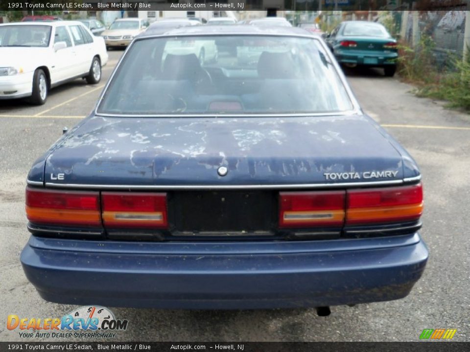 1991 Toyota Camry LE Sedan Blue Metallic / Blue Photo #4