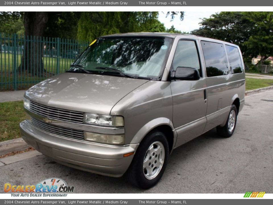 Front 3/4 View of 2004 Chevrolet Astro Passenger Van Photo #1