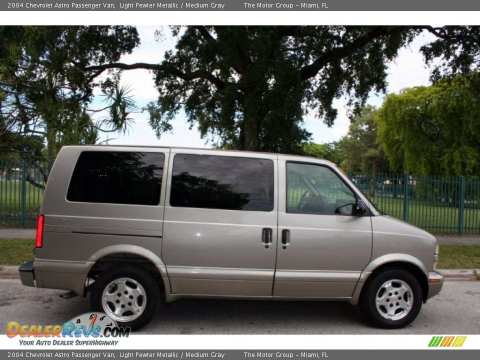 2004 Chevrolet Astro Passenger Van Light Pewter Metallic / Medium Gray Photo #10