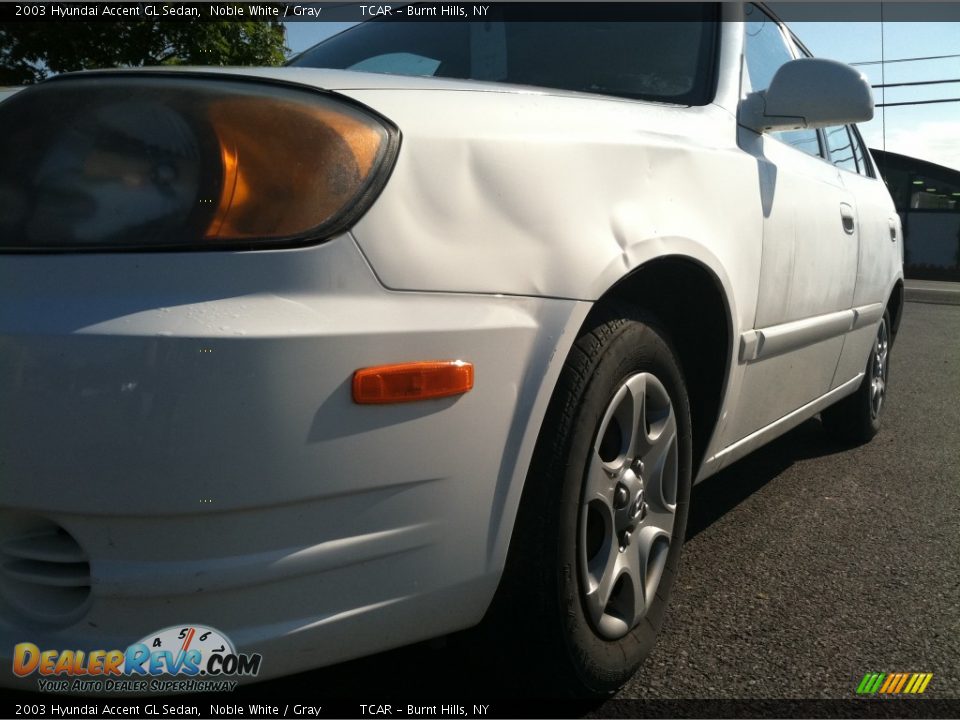 2003 Hyundai Accent GL Sedan Noble White / Gray Photo #2