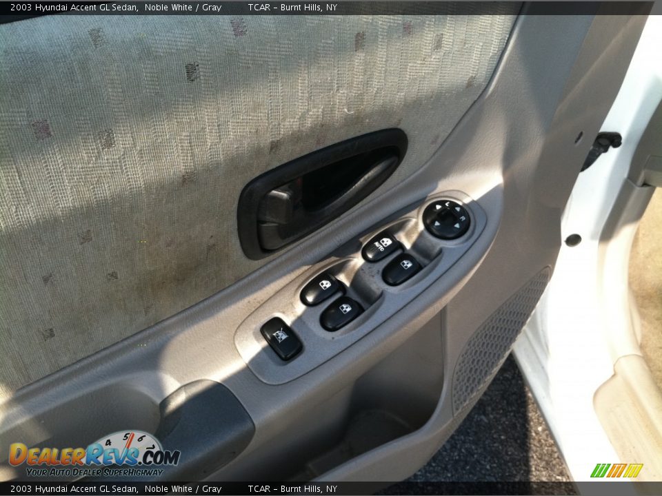 2003 Hyundai Accent GL Sedan Noble White / Gray Photo #7