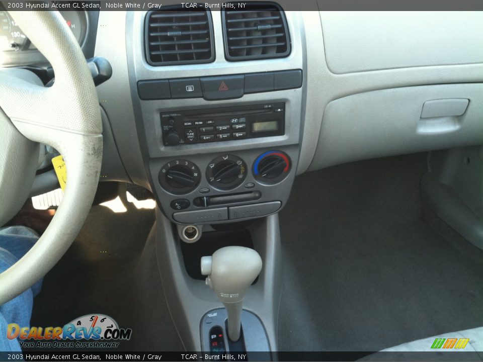 2003 Hyundai Accent GL Sedan Noble White / Gray Photo #11
