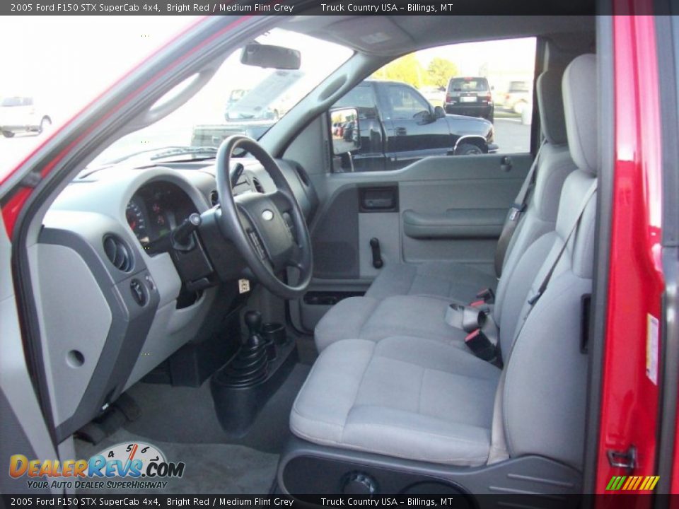 2005 Ford F150 STX SuperCab 4x4 Bright Red / Medium Flint Grey Photo #3