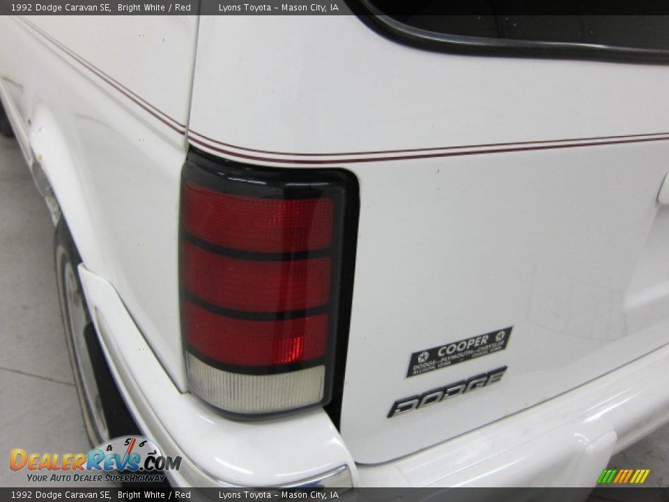 1992 Dodge Caravan SE Bright White / Red Photo #5