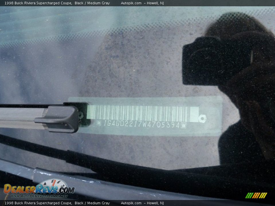 1998 Buick Riviera Supercharged Coupe Black / Medium Gray Photo #25
