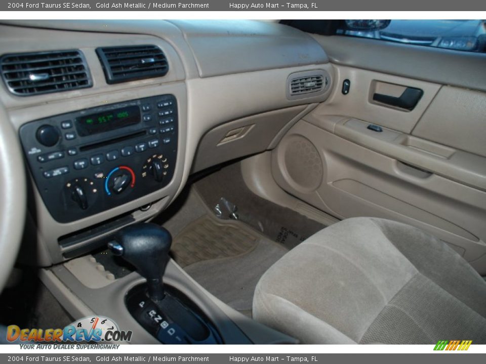 2004 Ford Taurus SE Sedan Gold Ash Metallic / Medium Parchment Photo #11