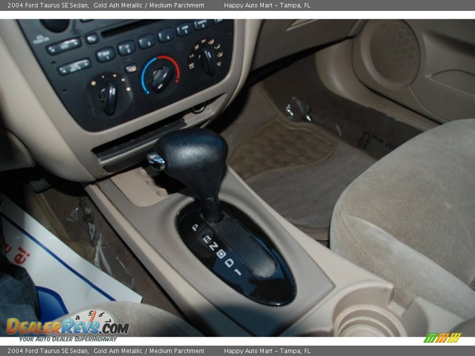 2004 Ford Taurus SE Sedan Gold Ash Metallic / Medium Parchment Photo #17