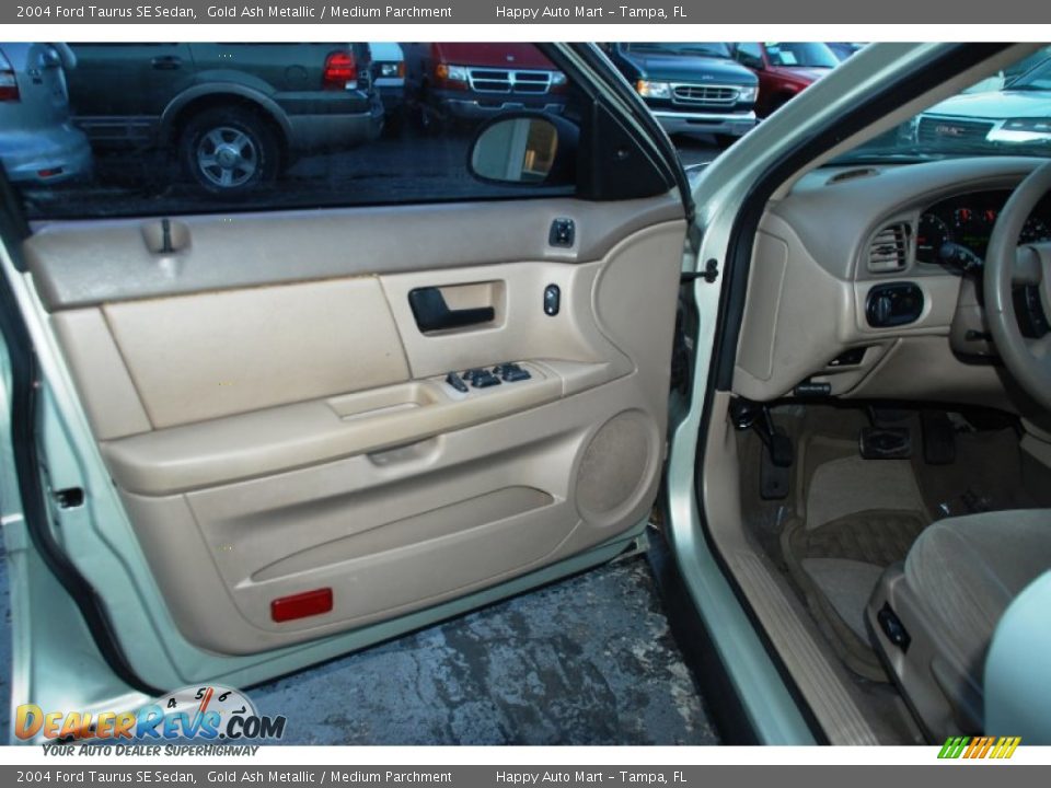 2004 Ford Taurus SE Sedan Gold Ash Metallic / Medium Parchment Photo #19