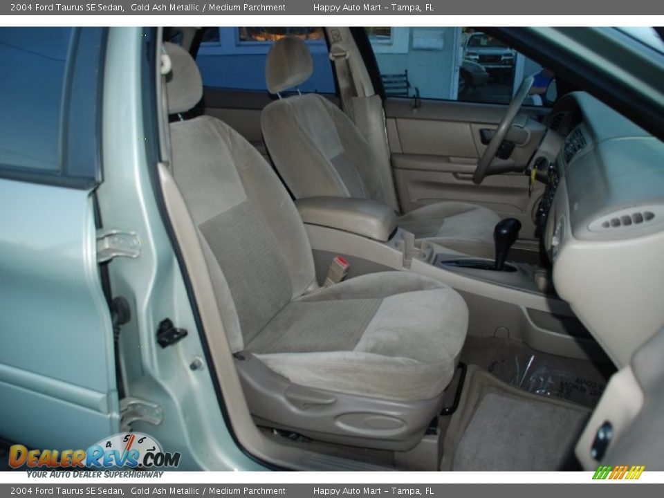 2004 Ford Taurus SE Sedan Gold Ash Metallic / Medium Parchment Photo #22