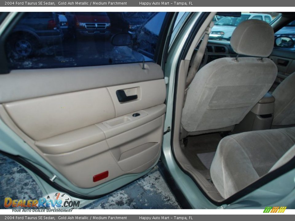 2004 Ford Taurus SE Sedan Gold Ash Metallic / Medium Parchment Photo #23