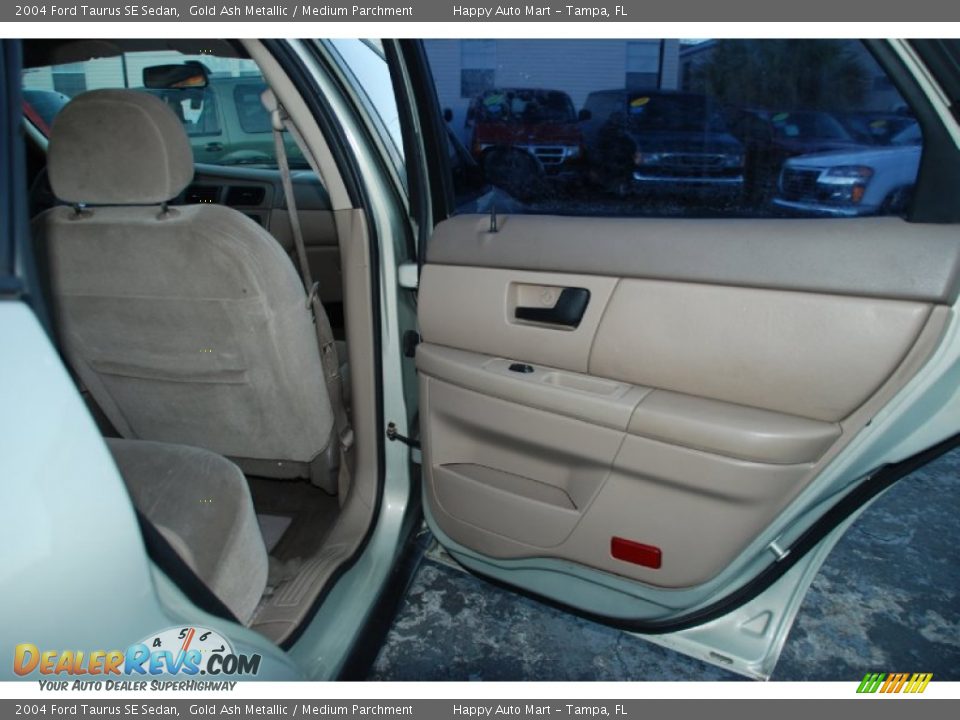 2004 Ford Taurus SE Sedan Gold Ash Metallic / Medium Parchment Photo #24