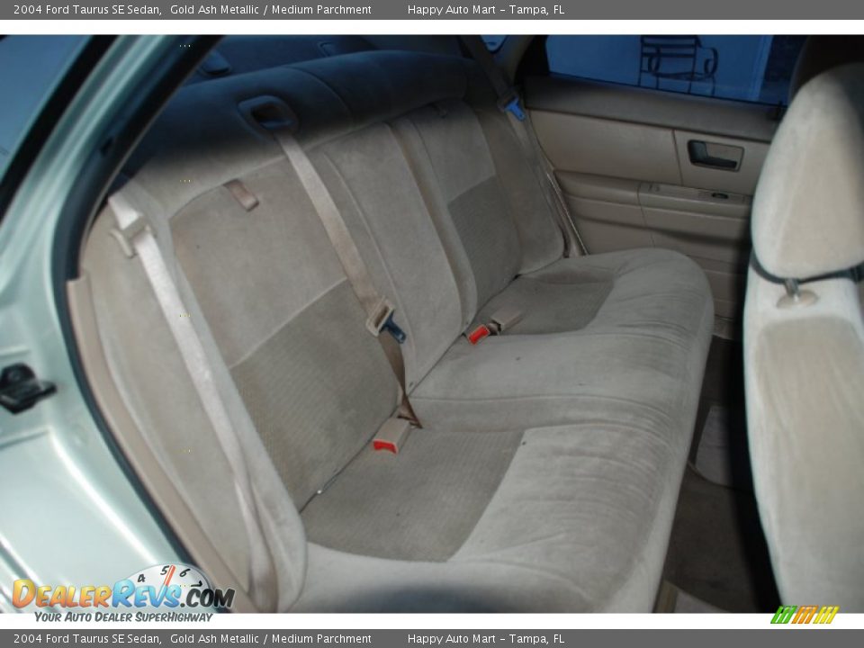 2004 Ford Taurus SE Sedan Gold Ash Metallic / Medium Parchment Photo #25