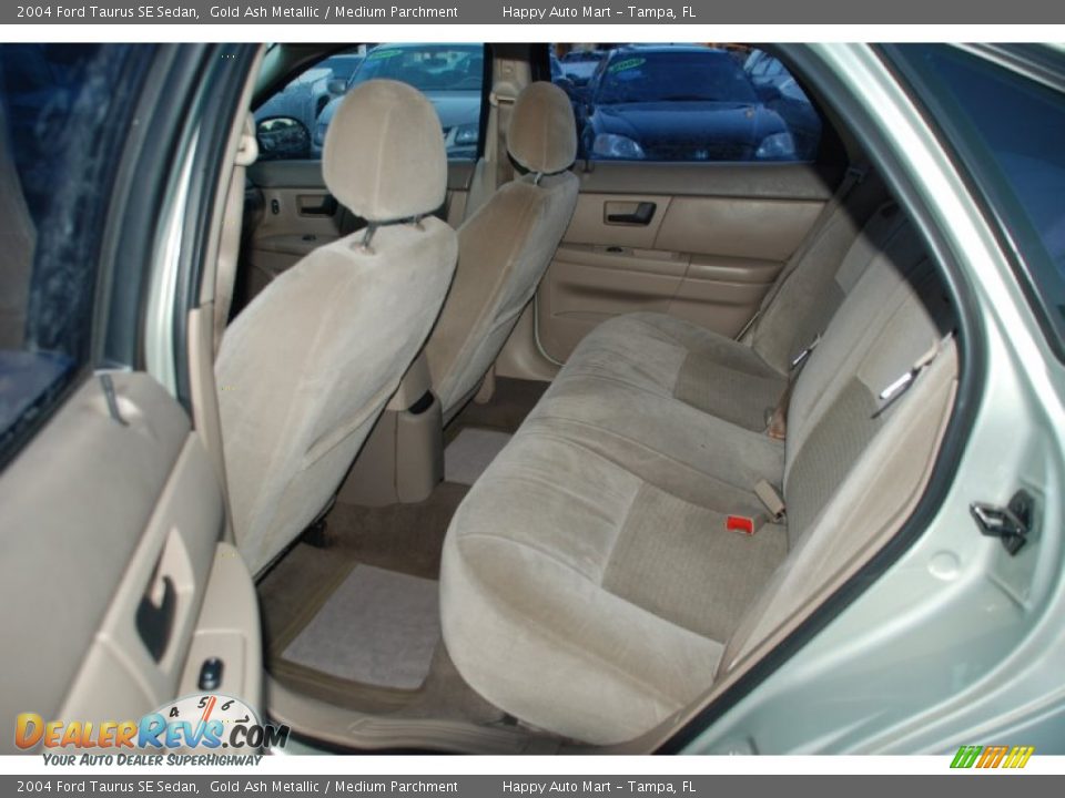 2004 Ford Taurus SE Sedan Gold Ash Metallic / Medium Parchment Photo #26