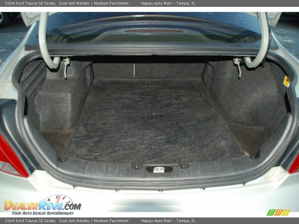2004 Ford Taurus SE Sedan Gold Ash Metallic / Medium Parchment Photo #27