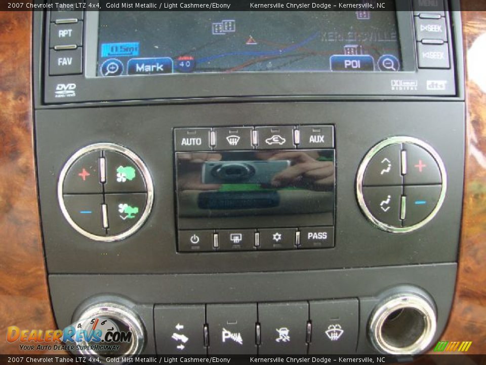 Controls of 2007 Chevrolet Tahoe LTZ 4x4 Photo #27