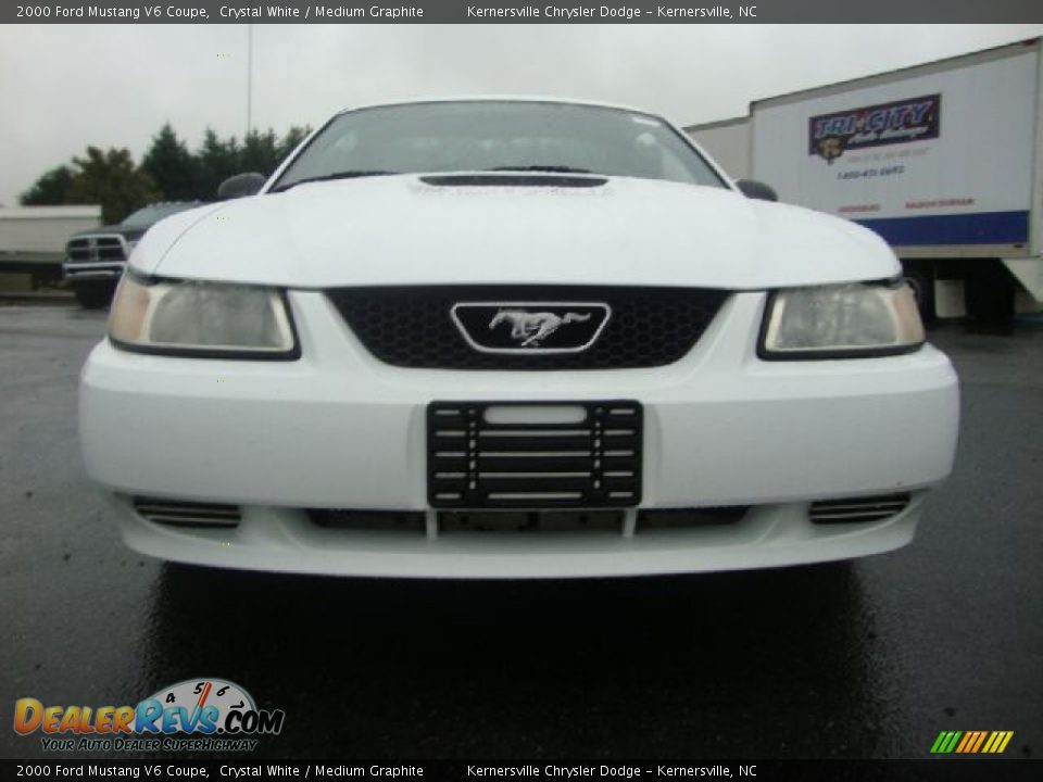 2000 Ford Mustang V6 Coupe Crystal White / Medium Graphite Photo #8