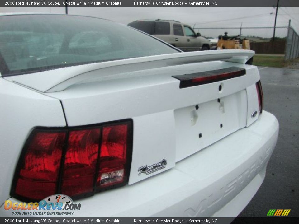 2000 Ford Mustang V6 Coupe Crystal White / Medium Graphite Photo #34