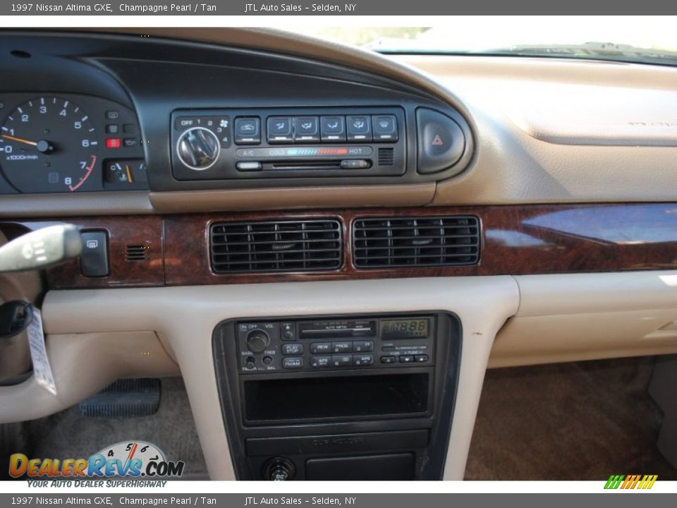Controls of 1997 Nissan Altima GXE Photo #12