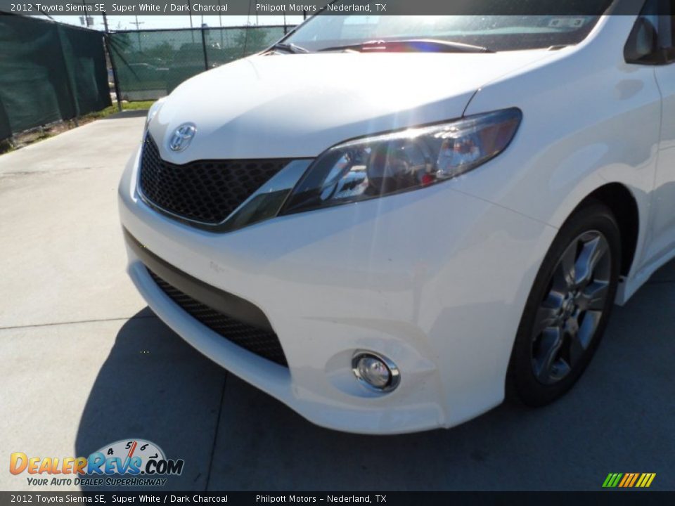 2012 Toyota Sienna SE Super White / Dark Charcoal Photo #10
