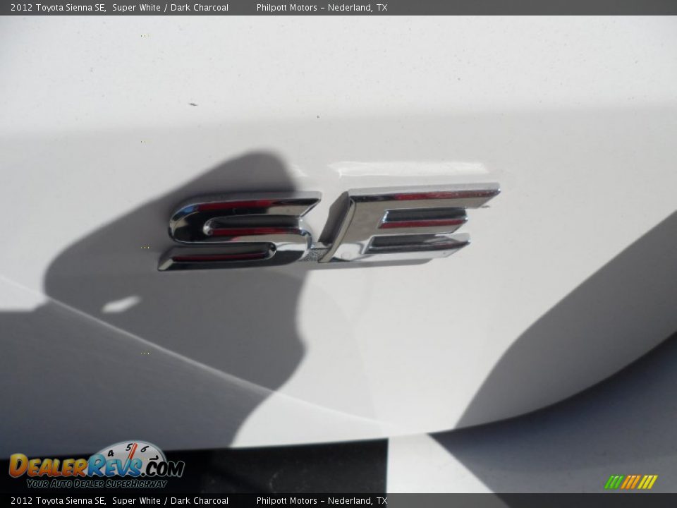 2012 Toyota Sienna SE Super White / Dark Charcoal Photo #16