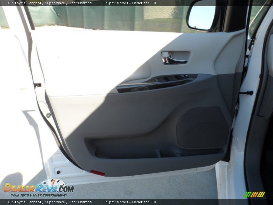 2012 Toyota Sienna SE Super White / Dark Charcoal Photo #24