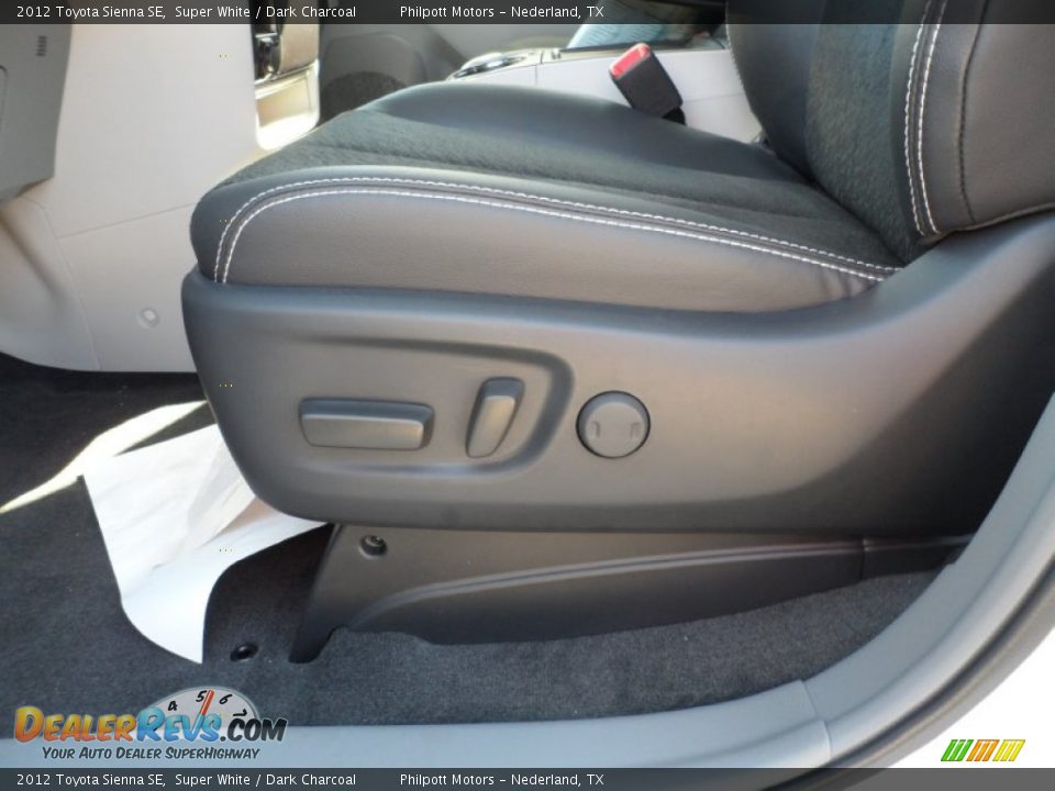 2012 Toyota Sienna SE Super White / Dark Charcoal Photo #27
