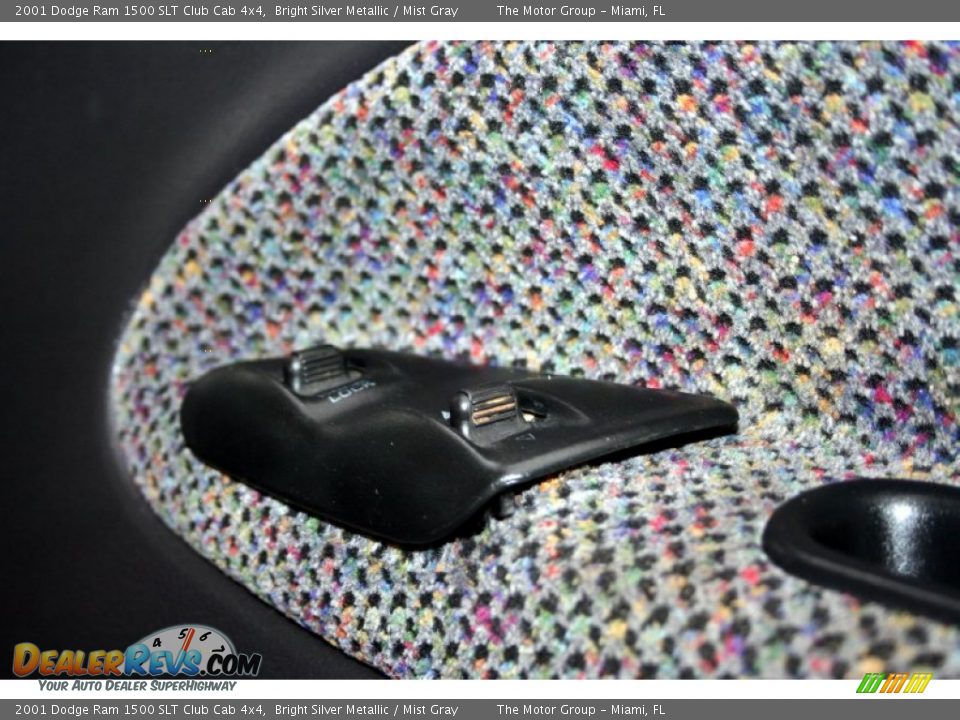 2001 Dodge Ram 1500 SLT Club Cab 4x4 Bright Silver Metallic / Mist Gray Photo #32