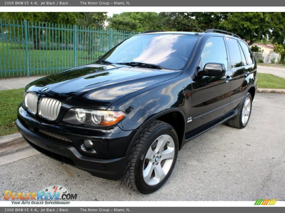 Front 3/4 View of 2006 BMW X5 4.4i Photo #1