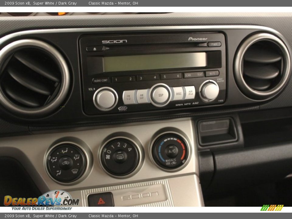 2009 Scion xB Super White / Dark Gray Photo #11